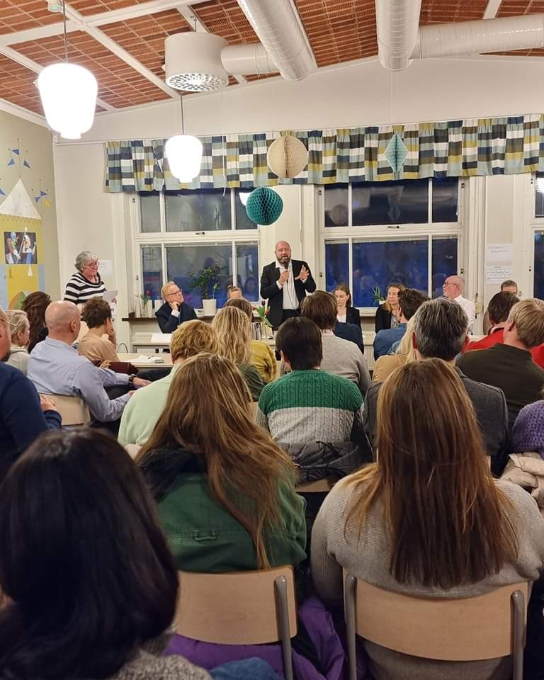 Mikael Carlsson talar på Duvnäs skola
