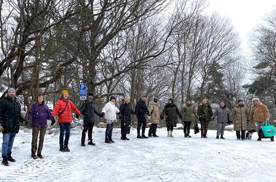 Nackalistans politiker och medlemmar bildar en levande kedja runt Trolldalen