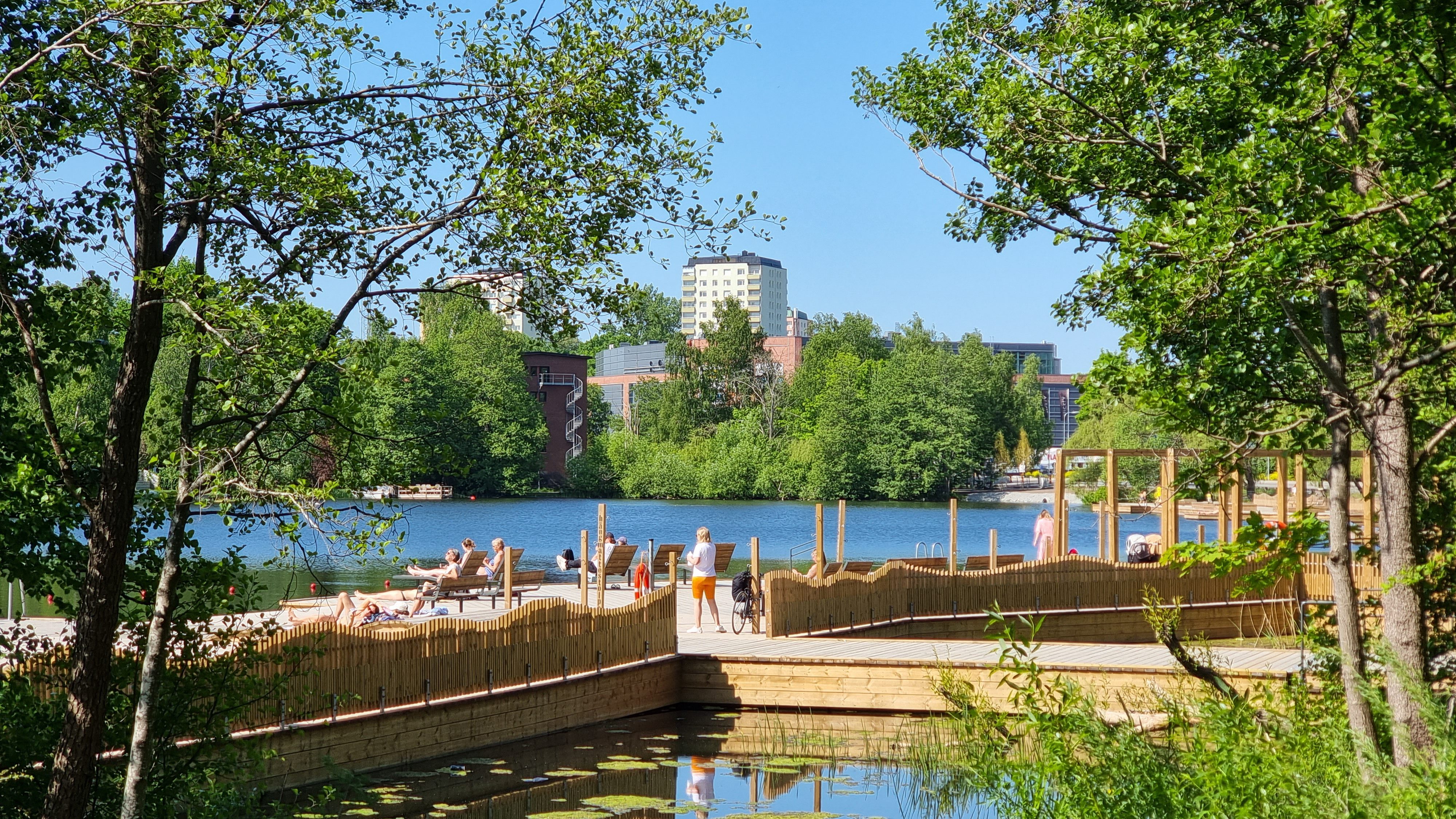 Badbrygga och soldäck i Kyrkviken vid Järlasjön