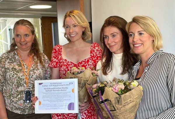 Lina Olsson (gruppledare, Nackalistan) samt Madeleine Palmér, Linda Schuur och Sara Wimmercranz från Rädda Saltsjö Duvnäs skolor.