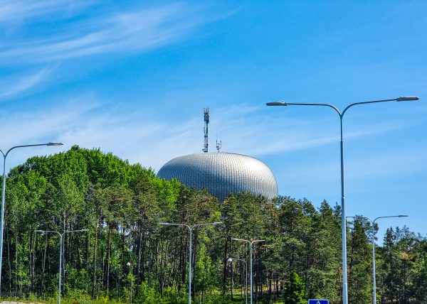 Vattentornet i Orminge rymmer 12.300 kubikmeter vatten. Tornet är 32 meter högt och färdigställdes 1971. Det är en cylinder av betong som har klätts med en trästomme och aluminium utanpå.