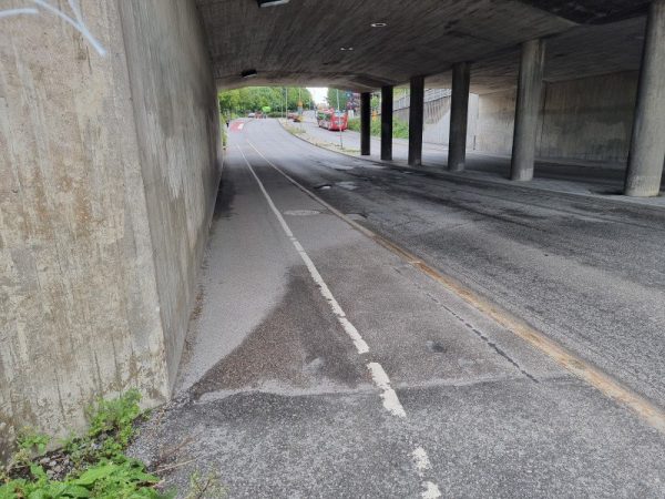 Smal gång- och cykelbana i både riktningar under Henriksdalsviadukten