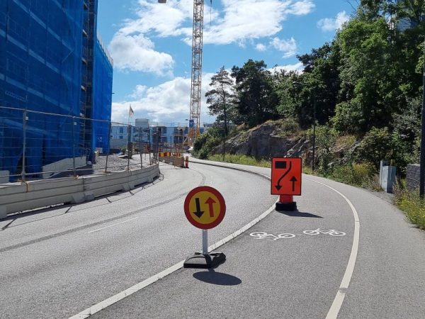 Skyltdjungel på cykelbanan på Kvarnholmen