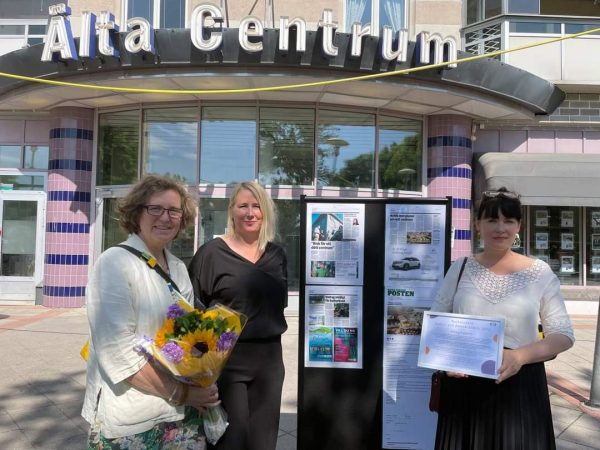 Martha Bengtsson, Päivi Dahlin och Teresa Libdholm utanför Älta Centrum