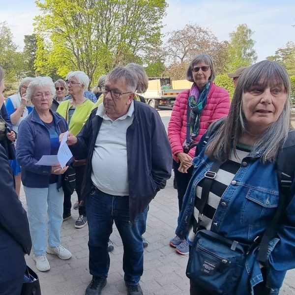 Seniorer från Finnbodaberget uppvaktade politiker om hiss ner till Finnboda