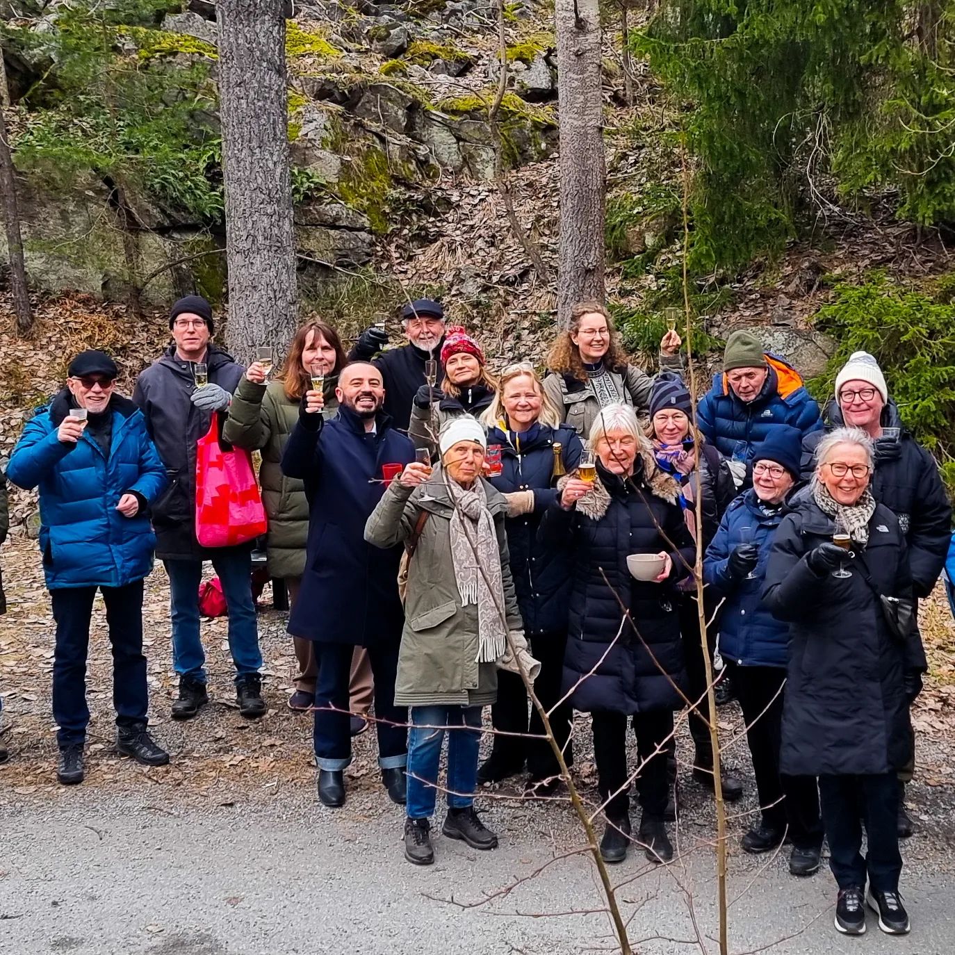 Boende firar att Igelbodatomterna / Vinterbrinksskogen är räddad