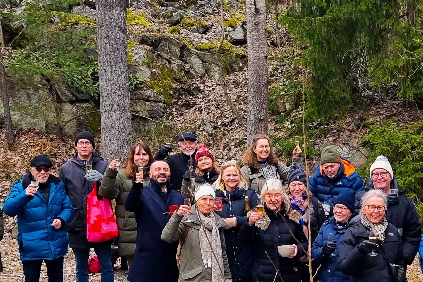 Boende firar för att detaljplanen för Igerbodatomterna / Vinterbrinksskogen läggs på is