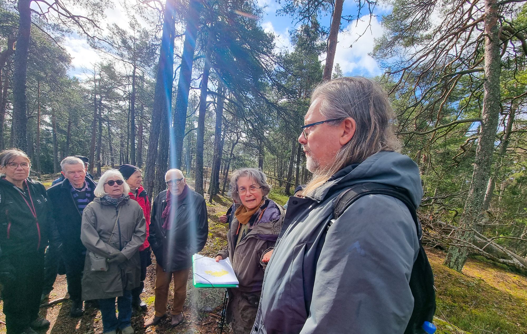 Ronny Fors från Naturskyddsföreningen i Nacka och Kerstin Lundén från Boo miljö- och naturvänner berättar om Fågelberget, s.k. verksamhetsområde Orminge trafikplats