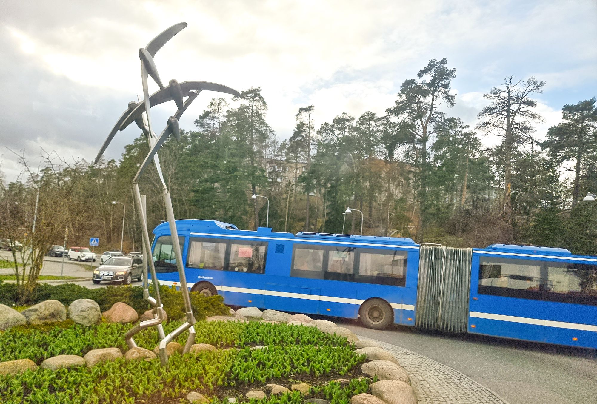 Blå buss i rondell i Orminge, Boo. Symboliserar risk för omstigning till tunnelbana 2030.