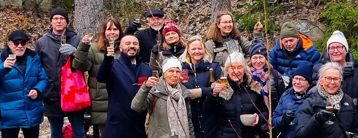Tillsammans med boende i området firade vi att Igelbodatomterna / Vinterbrinksskogen räddats från exploatering.