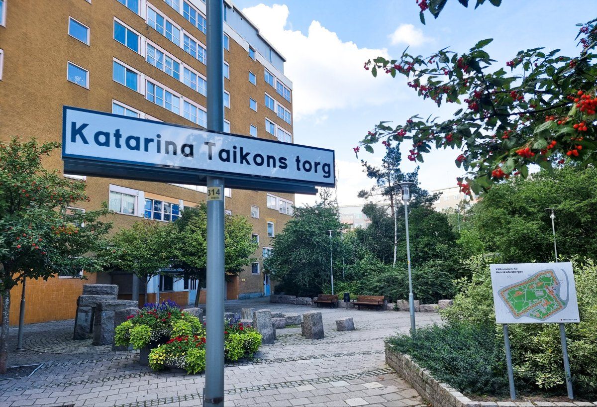 Skylten för Katarina Taikons torg på Henriksdalsringen
