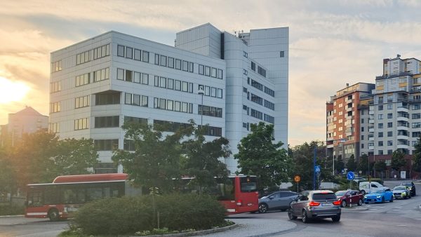 Trafikstockningar i rondellen Kvarnholmsvägen / Hästholmsvägen på västra Sicklaön