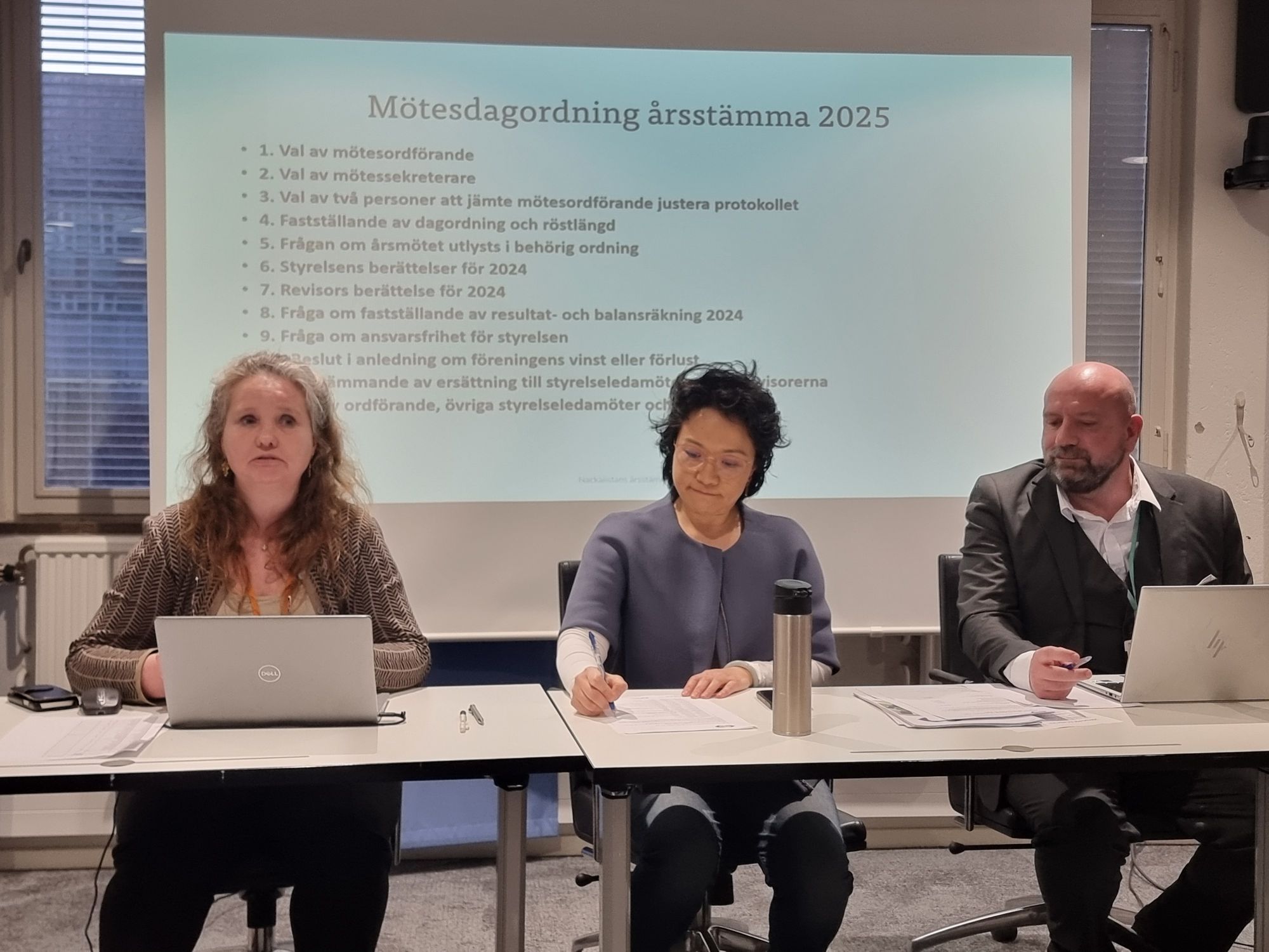 Lina Olsson, YuSie Rundkvist Chou och Mikael Carlsson ledde årsstämman