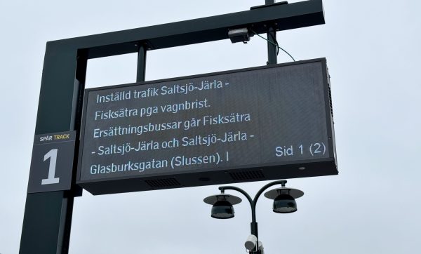 Informationstavla visar inställd trafik på Saltsjöbanan på grund av vagnbrist.