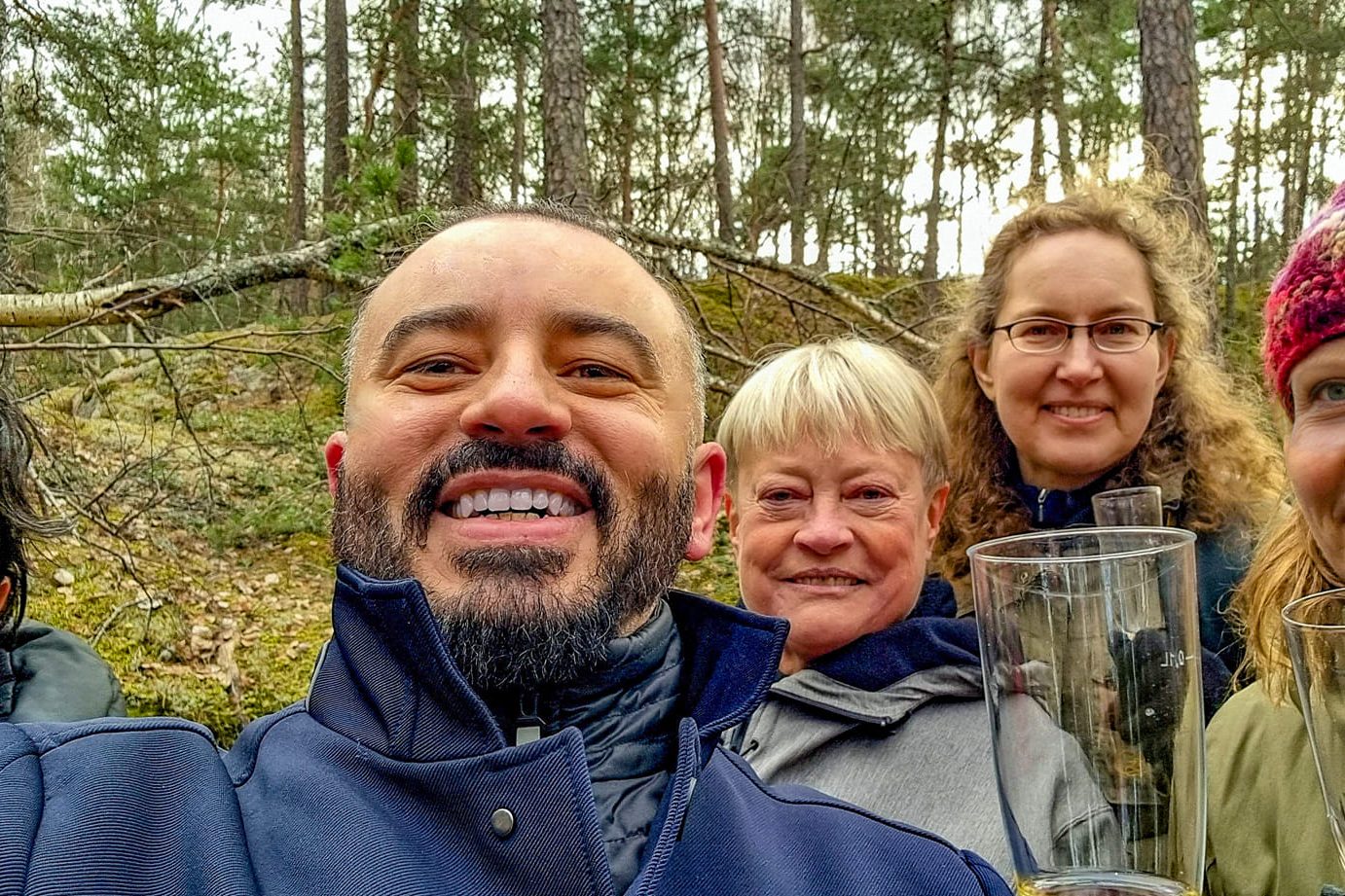 Konstantinos Irina firar med boende att Igelbodatomterna är räddade