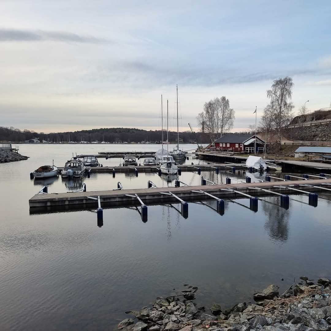 Hästholmens båtsällskap i Hästholmssundet mellan Kvarnholmen och Finnboda